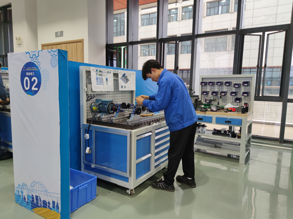 韋永安(裝配鉗工)比賽現(xiàn)場(chǎng) (2)_編輯.jpg